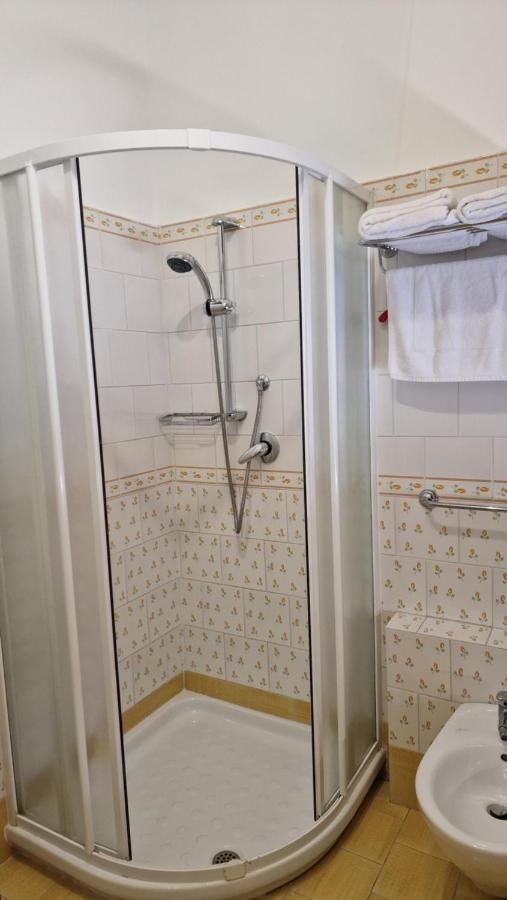 Camera Doppia con Letti Singoli con Bagno Privato